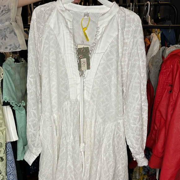 Elegant White Lace Dress - Picture 3 of 3